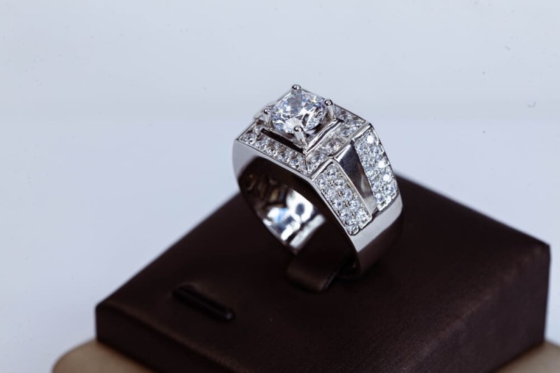 Để nhẫn bạc ở nơi có độ ẩm cao hoặc nhiệt độ cao khiến chúng bị oxy hóa