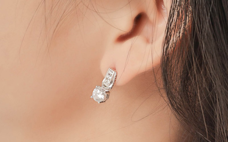 Chọn khuyên tai phù hợp với mặt và tóc để thu hút hơn