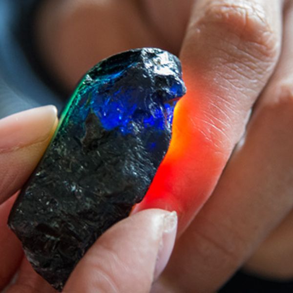 Kiểm tra độ sáng đá Sapphire