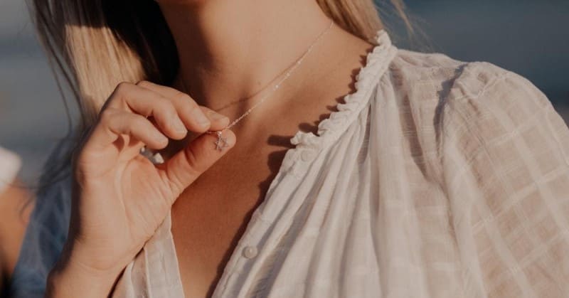 Việc đeo bạc không chất lượng có thể gây kích ứng