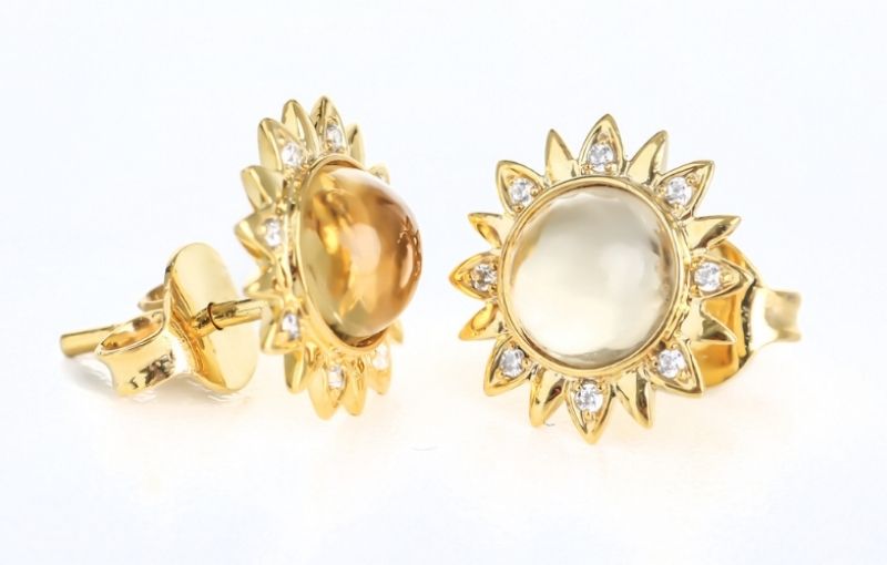 Là món trang sức bạc được mạ vàng ở bên ngoài