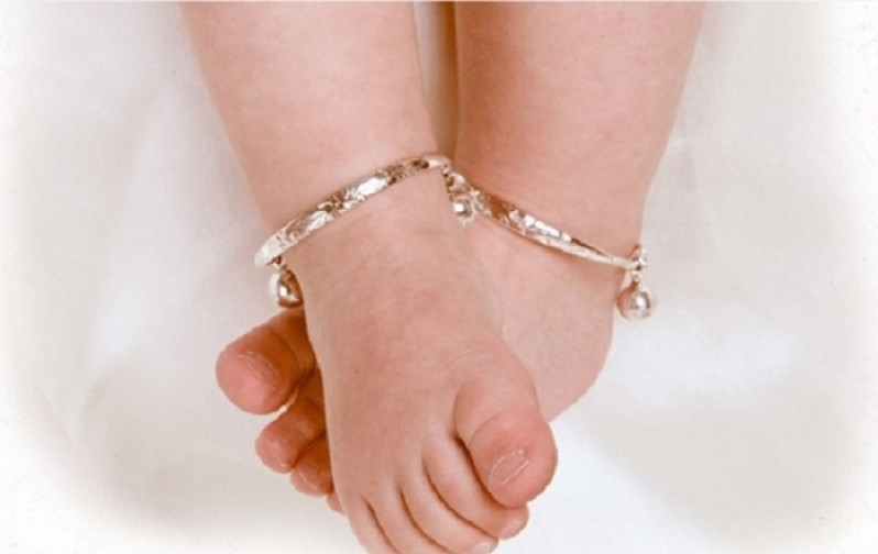 Nên chọn lắc chân từ bạc 925