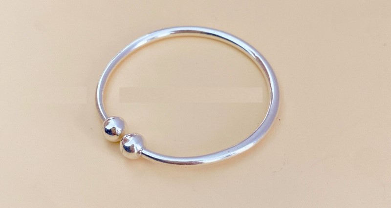 Bảo quản lắc bạc đeo chân tránh tiếp xúc hóa chất