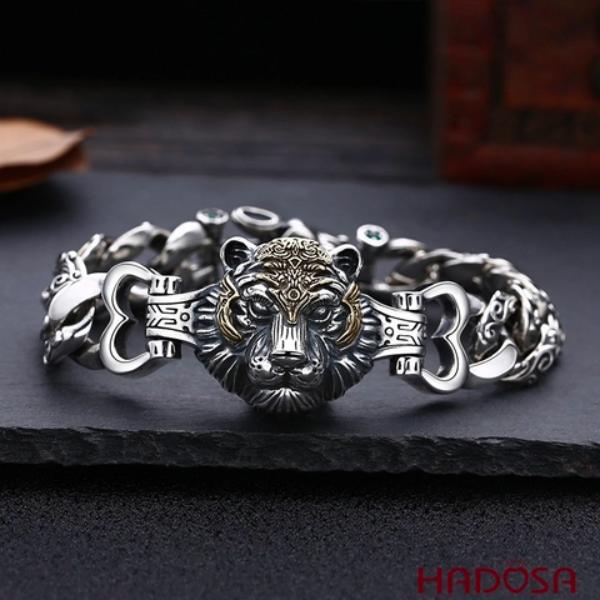 Lắc tay bạc Hổ phù hợp người mệnh mộc