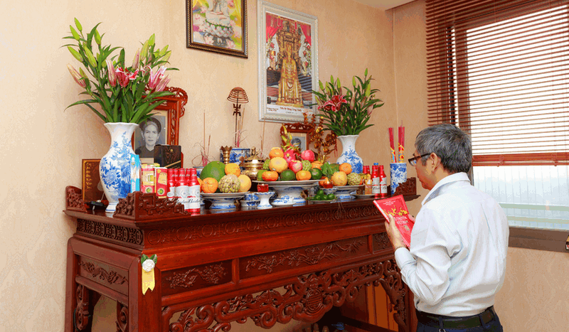 Thực hiện lễ tạ và đọc văn khấn vái