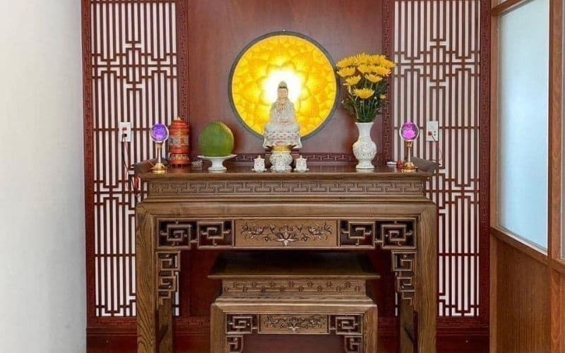 Bàn thờ gia tiên hướng ra cửa chính tức Nam, lọ hoa sẽ được đặt phía bên trái