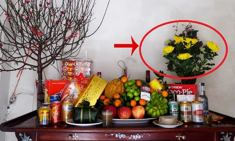 Diện tích bàn thờ nhỏ, bạn nên dùng 1 lọ hoa để bày trí