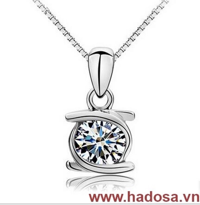 Mặt dây chuyền đính đá thể hiện sự sang trọng