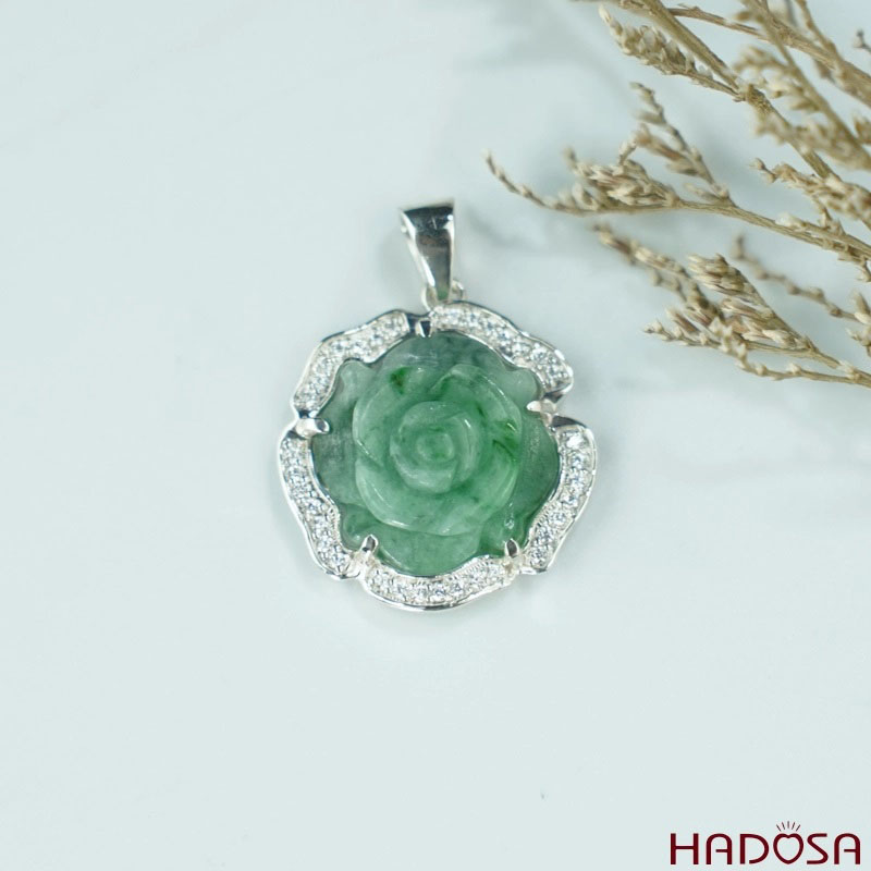 Mặt dây chuyền hoa mẫu đơn sở hữu thiết kế nhã nhặn và sang trọng