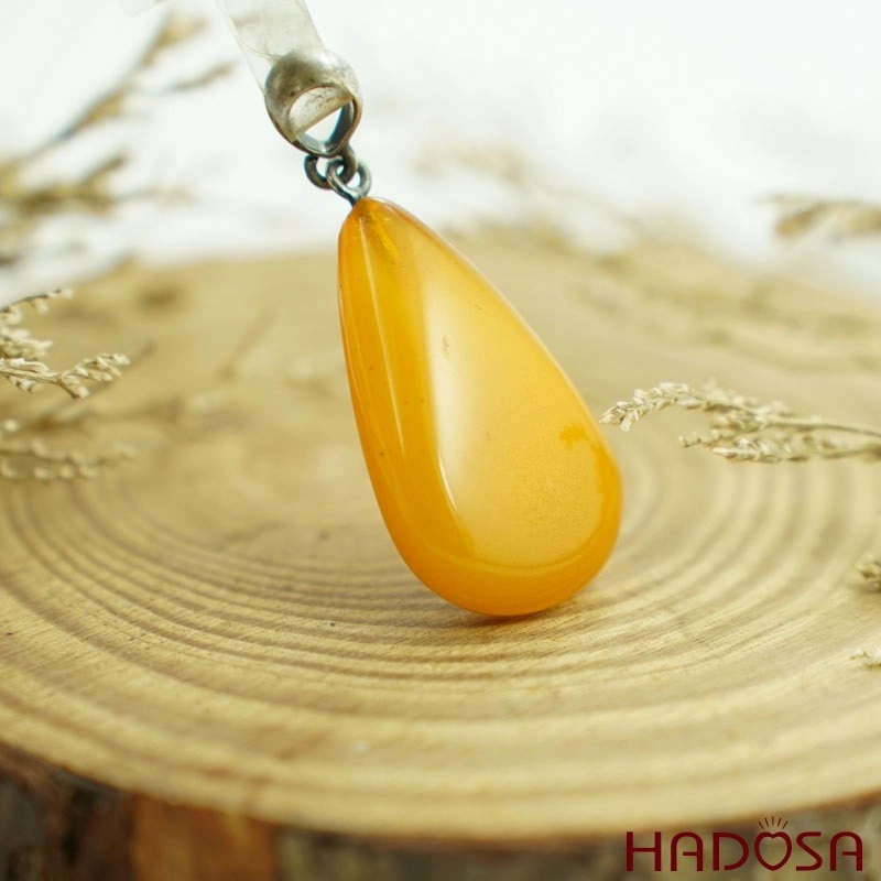 Sản phẩm mặt dây chuyền từ đá hổ phách cao cấp