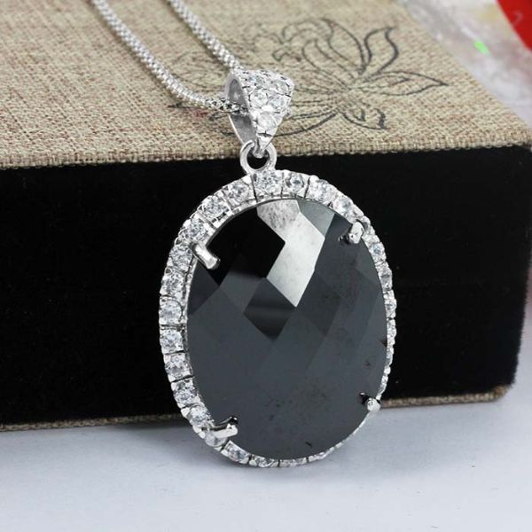 Mặt dây chuyền làm bằng đá thạch anh đen mang đến may mắn