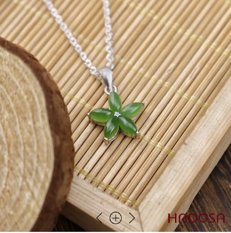 Mặt dây chuyền đá Ngọc Bích được nhiều chị em phụ nữ yêu thích lựa chọn