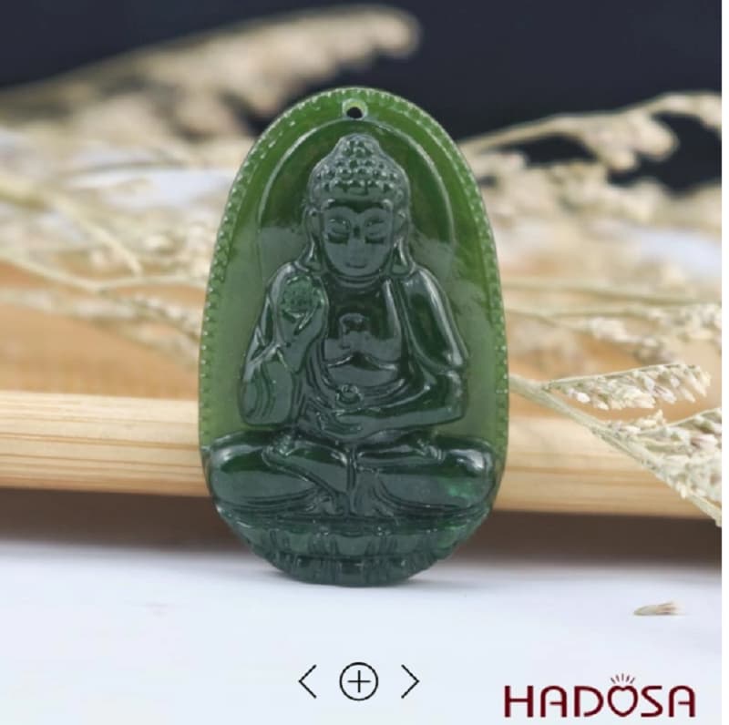 Mặt dây chuyền phong thủy Ngọc Bích có vẻ đẹp sang trọng