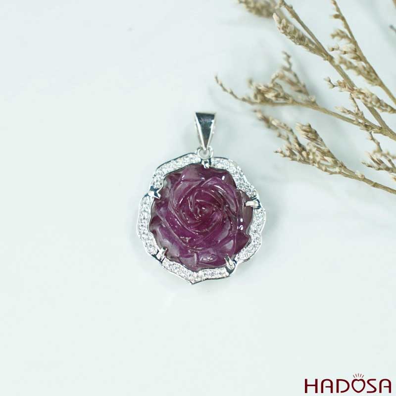 Mặt ruby hoa mẫu đơn giúp may mắn trong tình yêu