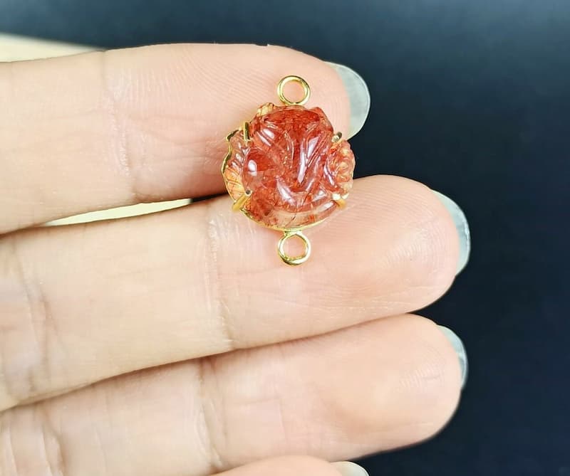 Đeo dây chuyền thạch anh tóc đỏ để đón chờ may mắn