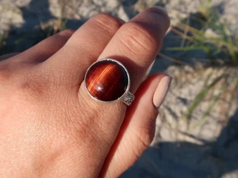 Mắt hổ đỏ là loại đá mà người mệnh Hỏa và Thổ nên sử dụng