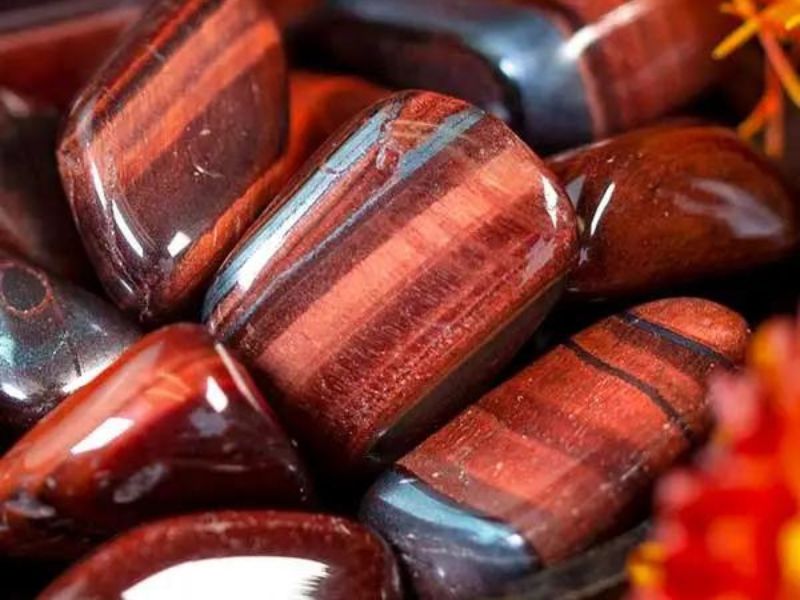 Mắt hổ đỏ là một loại đá thạch anh có màu đỏ rực rỡ