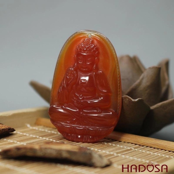 Mặt Phật đá mã não đỏ tuổi Ngọ mang lại sức mạnh và quyền lực