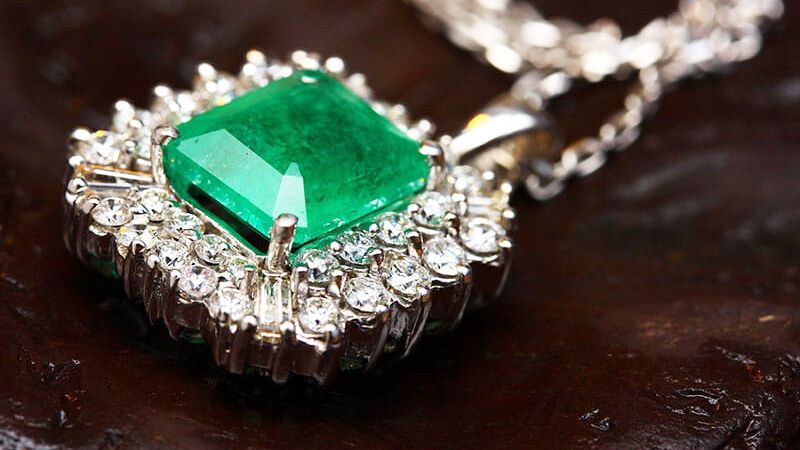 Ngọc lục bảo là món trang sức nên có dành cho người mệnh Hỏa