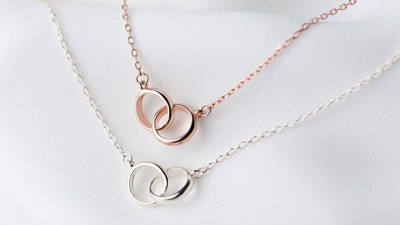 Mệnh Kim đeo cả vàng và bạc đều hợp