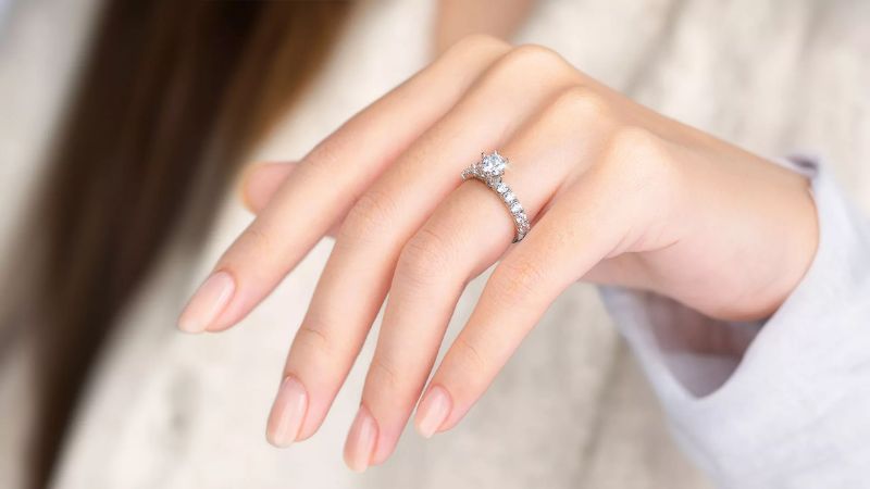 Mệnh Kim nên đeo nhẫn trên ngón áp út để cải thiện các mối quan hệ