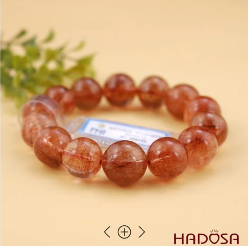 Nữ mệnh Thổ nên mua đá thạch anh đỏ hoặc hồng