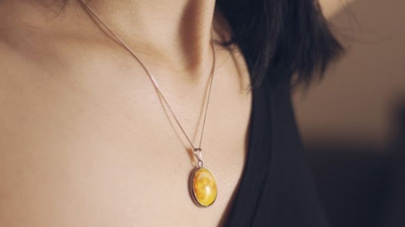 Người Mệnh Thổ có thể theo vòng cổ để tránh những điều xui xẻo