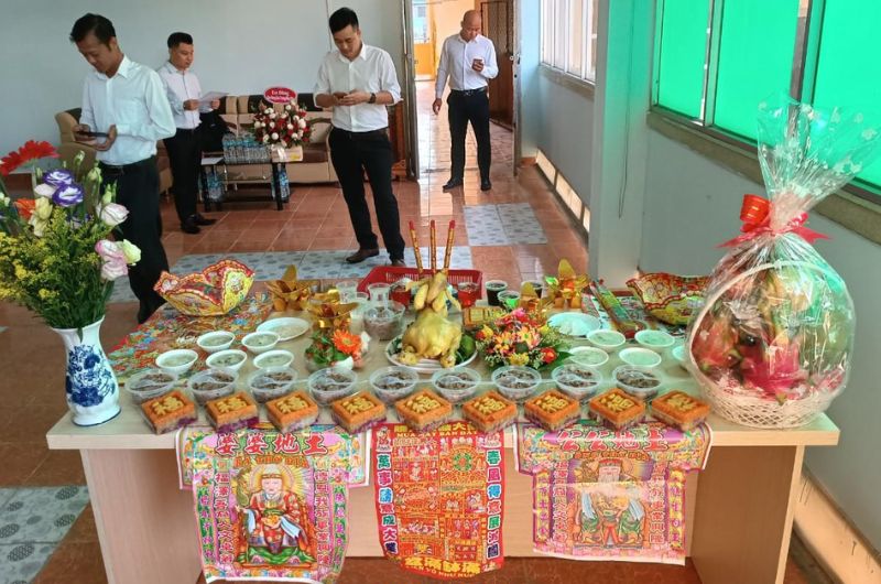 Nên đặt bàn cúng ở sảnh chính hoặc ở nơi rộng rãi