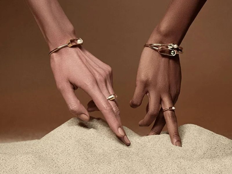 Chọn đeo vàng phù hợp với trang phục để tôn lên vẻ đẹp thời thượng