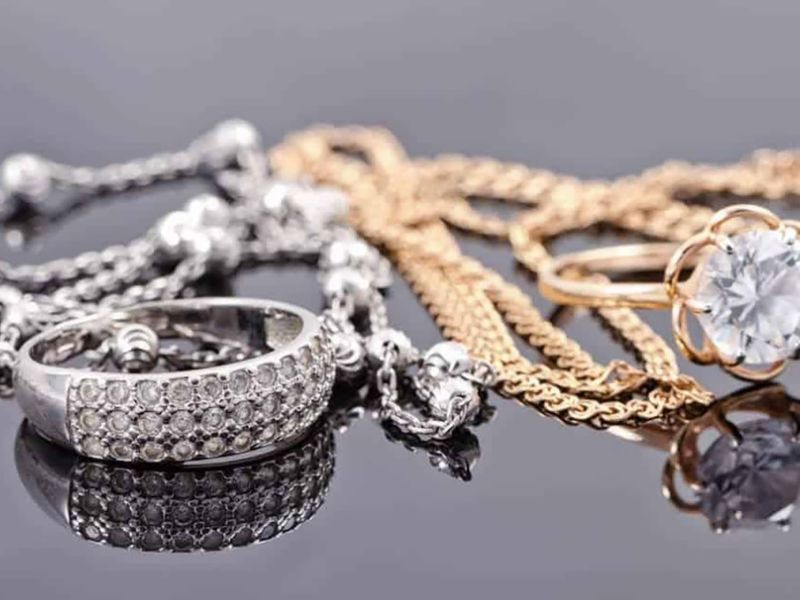 Đeo vàng hay bạc sao cho hợp mệnh là điều mà nhiều người băn khoăn