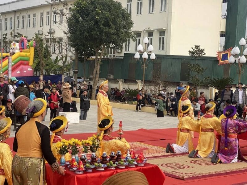 Nghi thức hạ lễ sau khi cúng xong lễ Thành Hoàng làng