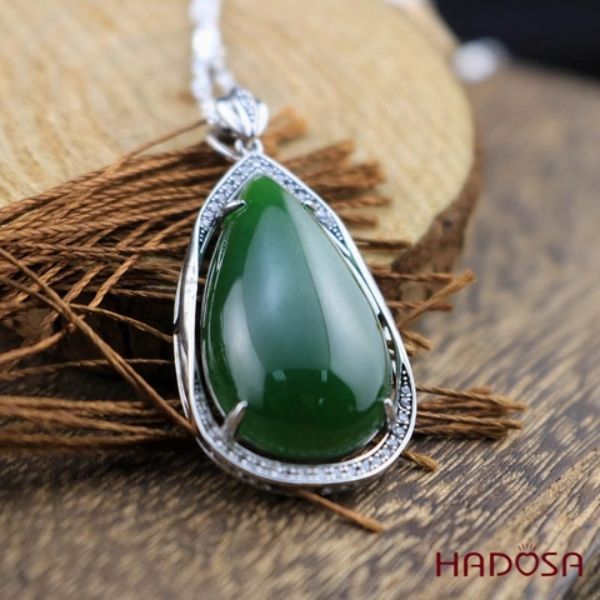 Nephrite màu xanh thích hợp cho người mệnh Mộc và Thủy