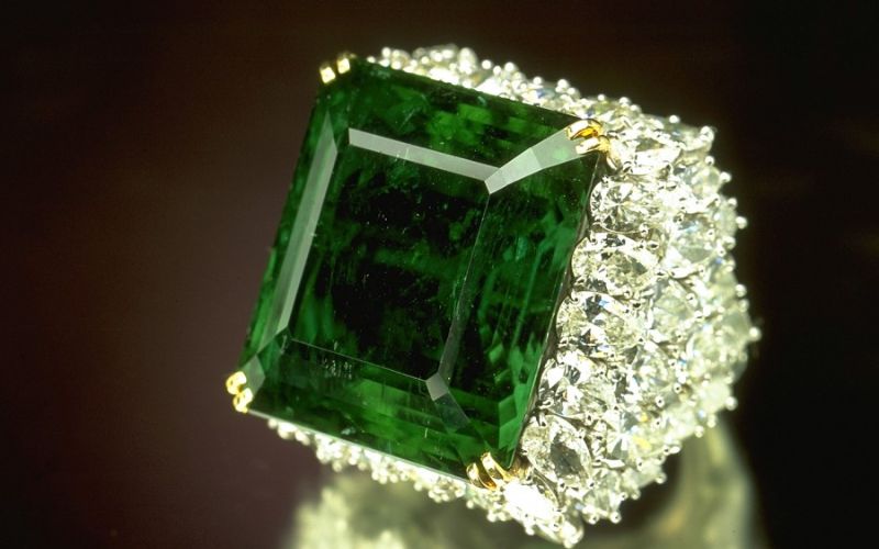 Chế tác viên ngọc lục bảo công phu thường có giá cao