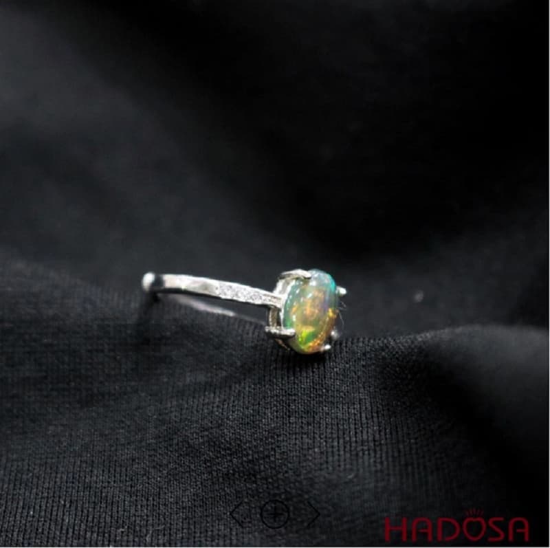 Nhẫn đá quý Opal có màu sắc vô cùng bắt mắt