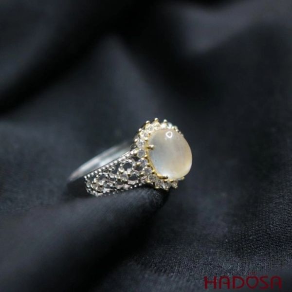 Nhẫn bạc đá mặt trăng có đính đá xung quanh sang trọng