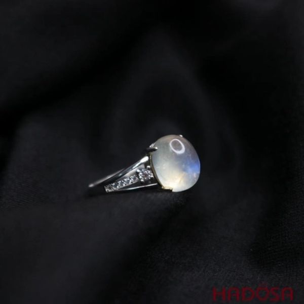 Nhẫn bạc đá mặt trăng có đính thêm đá ở 2 bên thêm lấp lánh