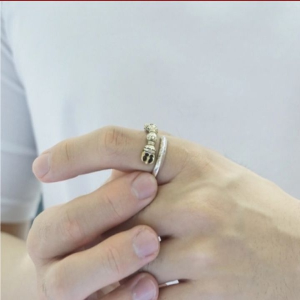 Nam giới lựa chọn đeo nhẫn bạc để khẳng định phong cách