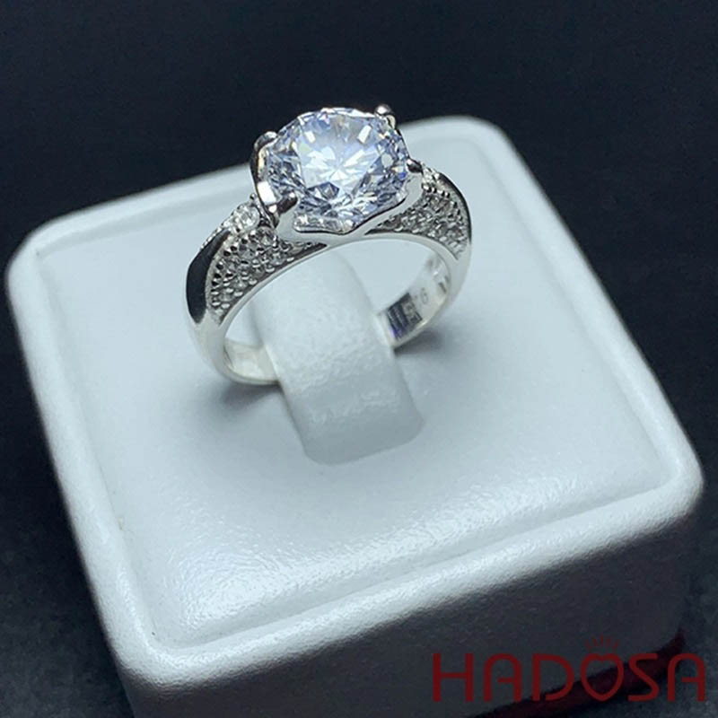 Mẫu nhẫn bạc đính đá sang trọng từ HADOSA