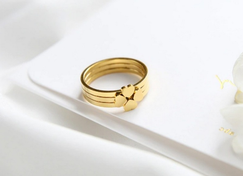 Nhẫn cỏ bốn lá