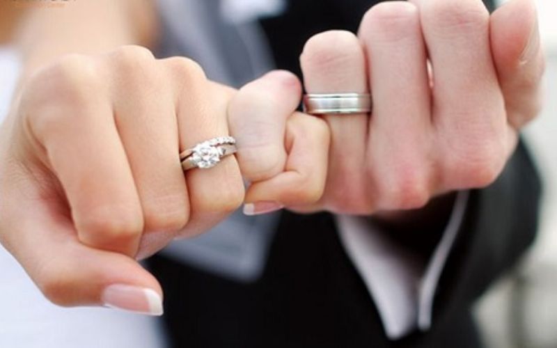 Nam giới thường đeo nhẫn cưới ở tay trái