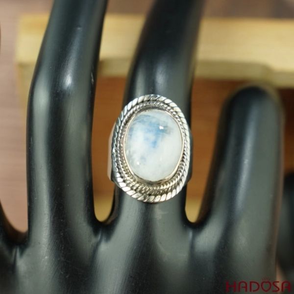 Nhẫn đá mặt trăng cỡ lớn với ánh xanh huyền bí