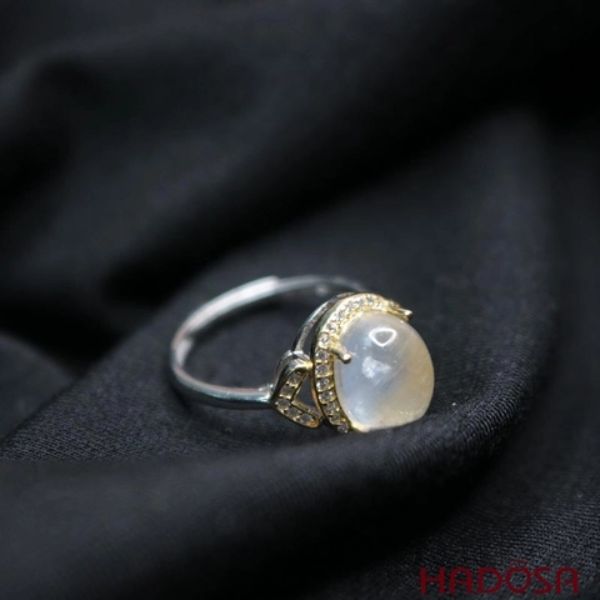 Nhẫn đá mặt trăng hình dáng oval thanh lịch