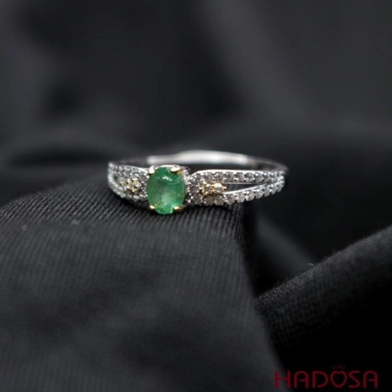 Nhẫn đính đá Emerald tròn