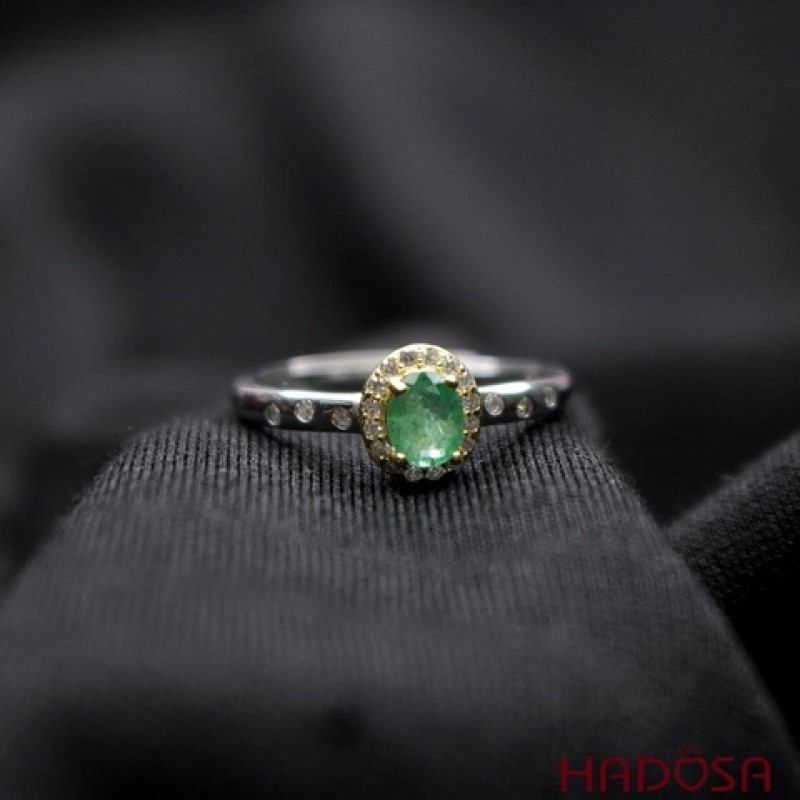 Nhẫn đính đá emerald hình bông hoa