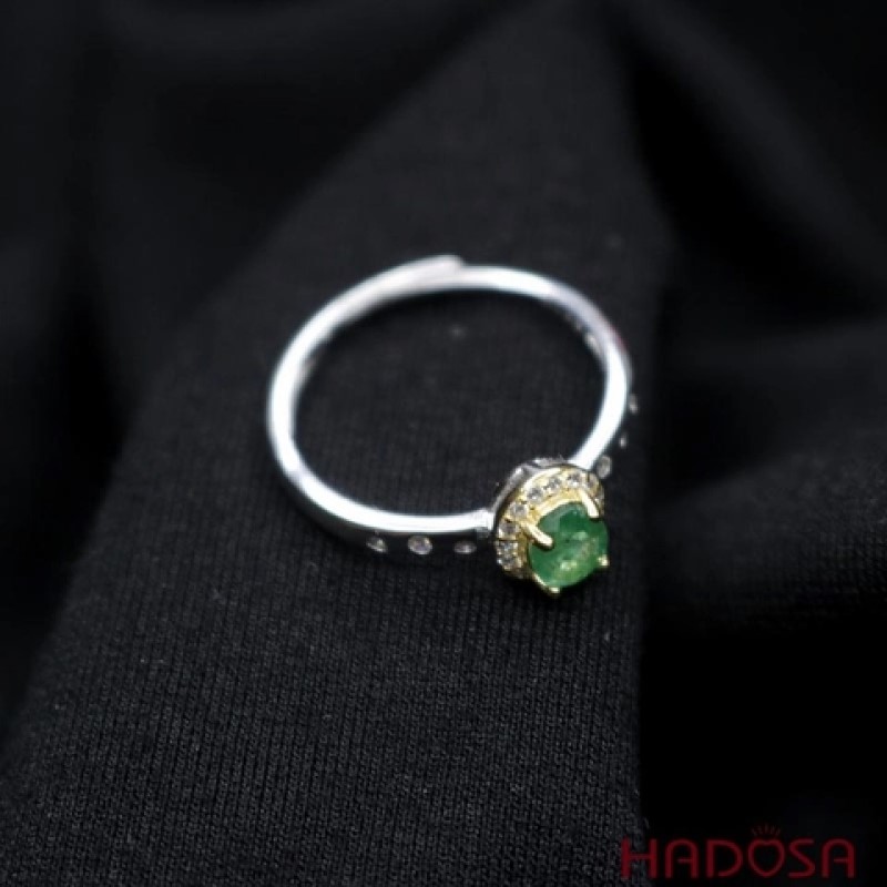 Người mệnh Mộc rất hợp với màu xanh lục của đá Emerald