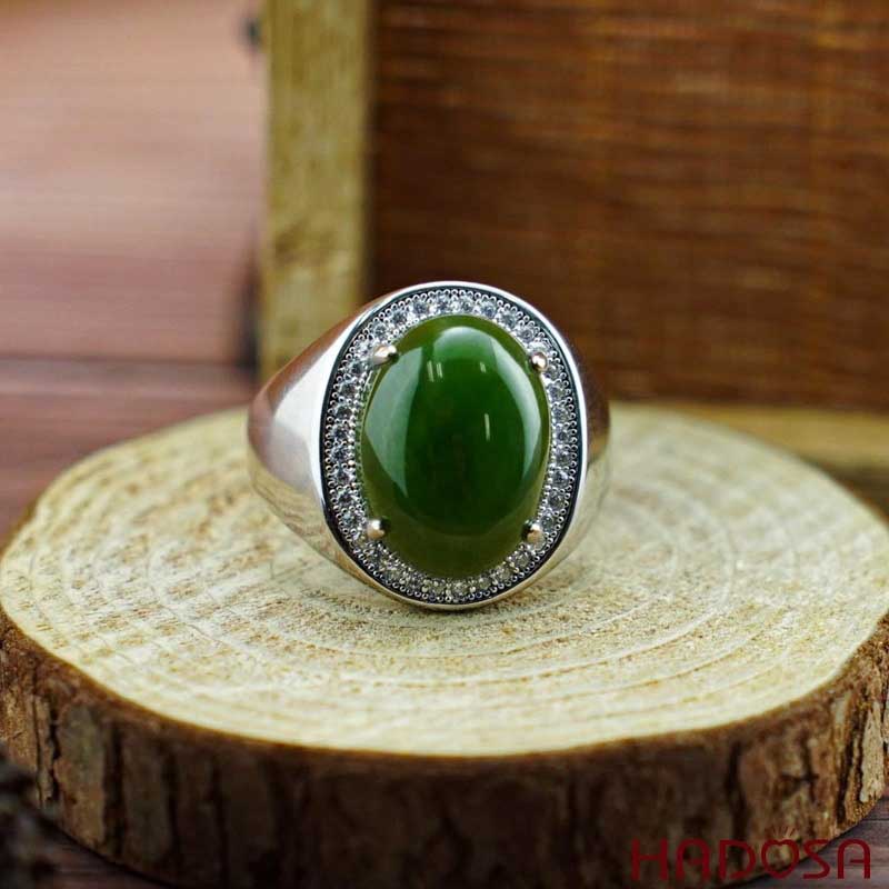 Nhẫn ngọc bích nam cho sự quý phái và thanh lịch