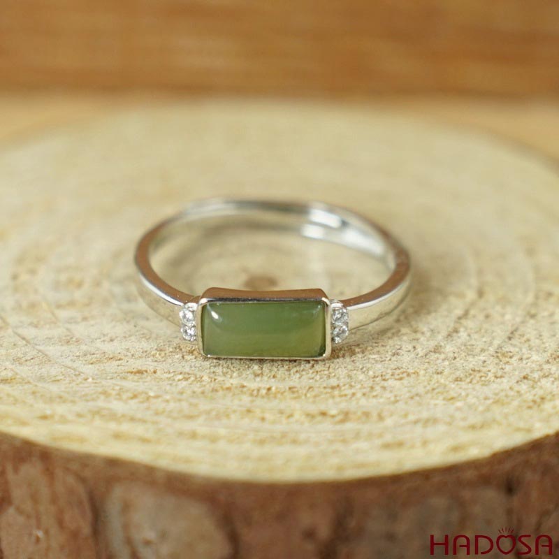 Nhẫn đá ngọc bích hình vuông độc đáo
