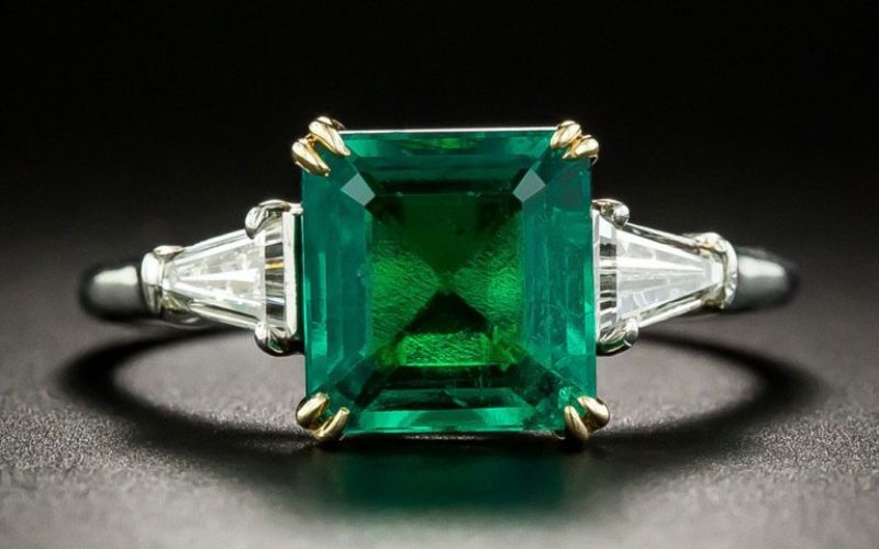 Màu xanh sang trọng của đá ngọc lục bảo