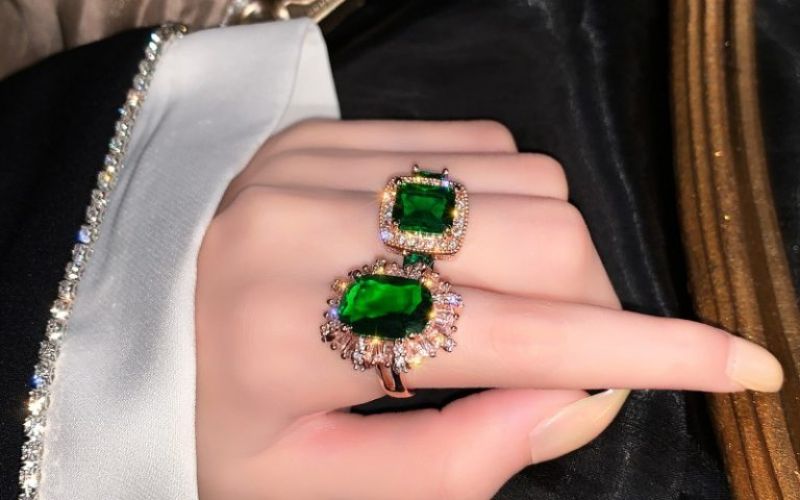 Tất tần tật cách chọn nhẫn ngọc lục bảo hợp phong thủy