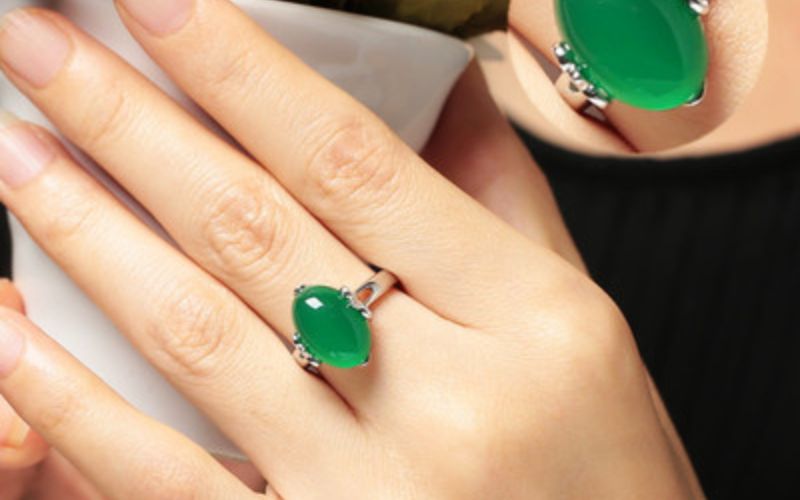 Nhẫn ngọc lục bảo mang ý nghĩa may mắn cho người mệnh hỏa